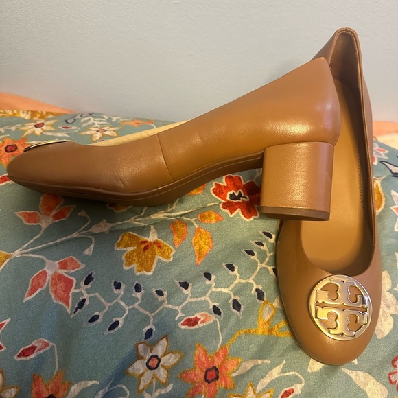 Tory Burch Tan Leather Heels with Gold Logo - Picture 2 of 3